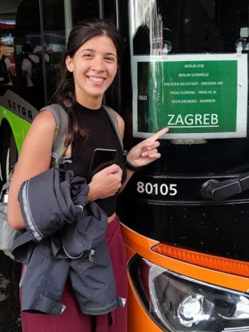 Muy contenta subiendo al bus en Viena